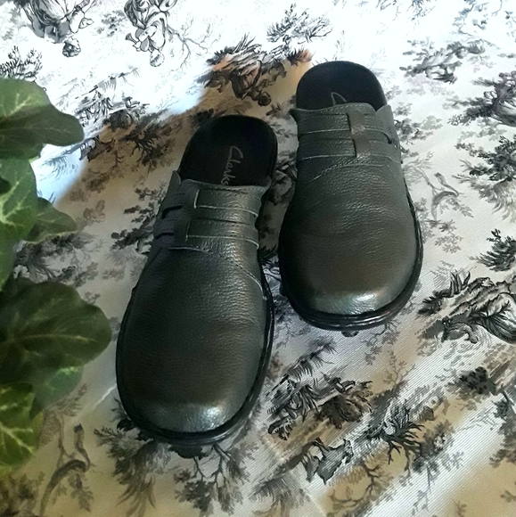 NWOT Clarks Gray Mules - Picture 4 of 8